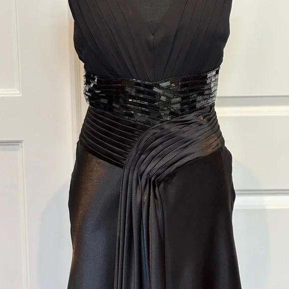 Elegant Black Evening Gown with Beaded Waist - Picture 2 of 6